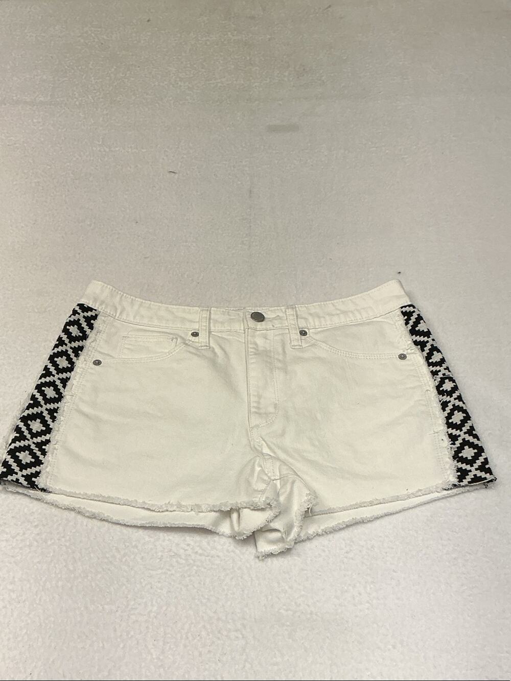 Universal Thread White Denim Shorts  Sz 30. Small stain on left pocket 3163